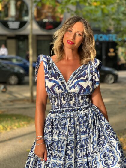 Vânia com um vestido no exterior